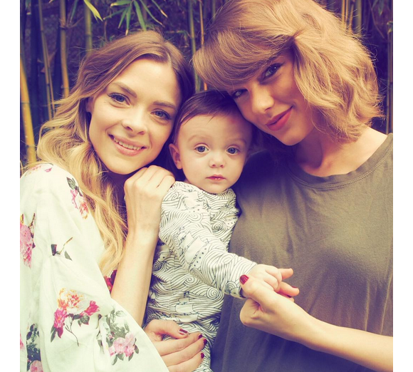 Jaime King célèbre les six mois de son fils Leo Thames aux côtés de sa marraine, la chanteuse Taylor Swift. Photo publiée sur Instagram, le 17 janvier 2016.