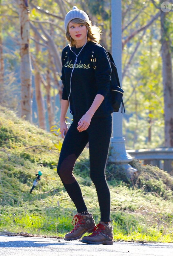 Exclusif - Taylor Swift fait de la randonnée avec son garde du corps à Los Angeles, le 30 décembre 2015.