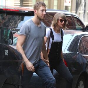 Taylor Swift et son petit-ami Calvin Harris sortent d'un restaurant à New York, le 28 mai 2015.