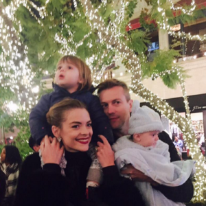 Jaime King, son mari Kyle Newman et leurs enfants James Knight et Leo Thames. Photo publiée sur Instagram au mois de décembre 2015.