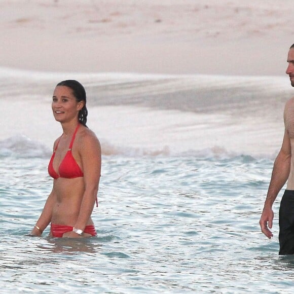 Exclusif - Pippa Middleton avec son ami James Matthews en vacances à Saint-Barthélemy, sur la plage de l'Eden Rock, le 22 août 2015.