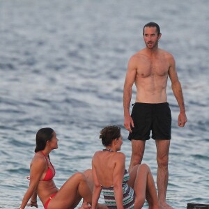 Exclusif - Pippa Middleton avec son ami James Matthews et sa mère Carole Middleton en vacances à Saint-Barthélemy, sur la plage de l'Eden Rock, le 22 août 2015.