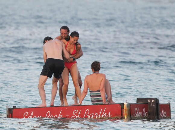 Exclusif - Pippa Middleton chahute avec son ami James Matthews et son frère James Middleton à côté de leur mère Carole en vacances à Saint-Barthélemy, sur la plage de l'Eden Rock, le 22 août 2015.
