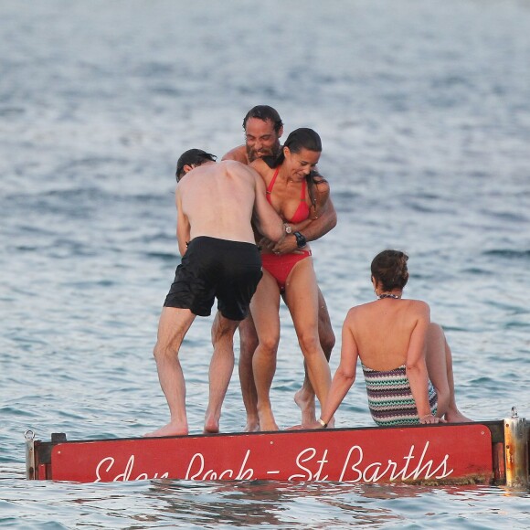 Exclusif - Pippa Middleton chahute avec son ami James Matthews et son frère James Middleton à côté de leur mère Carole en vacances à Saint-Barthélemy, sur la plage de l'Eden Rock, le 22 août 2015.