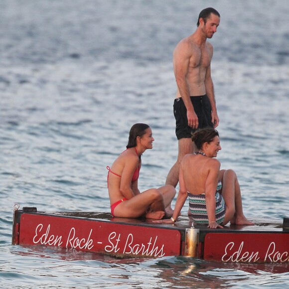 Exclusif - Pippa Middleton avec son ami James Matthews et sa mère Carole Middleton en vacances à Saint-Barthélemy, sur la plage de l'Eden Rock, le 22 août 2015.