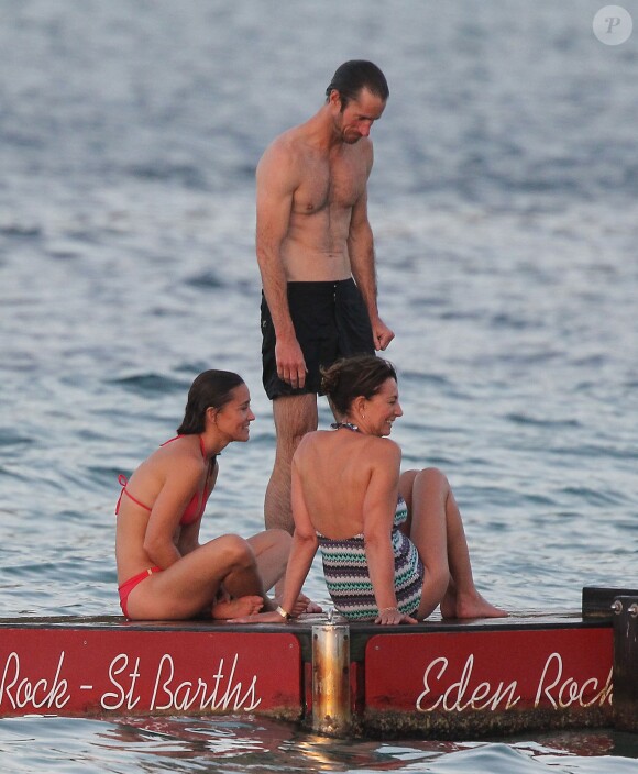 Exclusif - Pippa Middleton avec son ami James Matthews et sa mère Carole Middleton en vacances à Saint-Barthélemy, sur la plage de l'Eden Rock, le 22 août 2015.