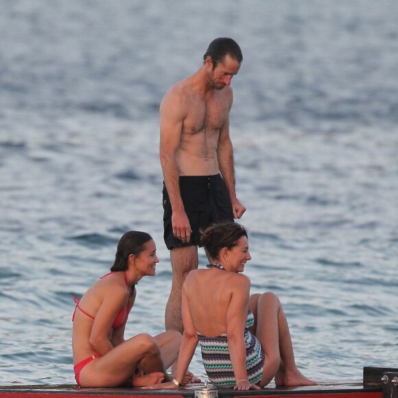 Exclusif - Pippa Middleton avec son ami James Matthews et sa mère Carole Middleton en vacances à Saint-Barthélemy, sur la plage de l'Eden Rock, le 22 août 2015.