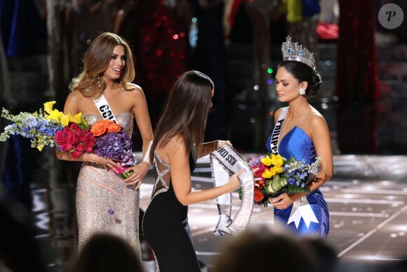 Miss Colombie, Ariadna Gutierrez-Arevalo, face à Paulina Vega qui couronne Pia Alonzo Wurtzbach, Miss Universe 2015 au Planet Hollywood Resort & Casino de Las Vegas, le 20 décembre 2015.