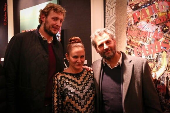 Amaury Leveaux, Anne Mondy et Patrick Mimoun, lors de la soirée de clôture de l'exposition d'Anne Mondy, Accords Croisés by Papertorn, au Dedar Showroom à Paris, en décembre 2015.