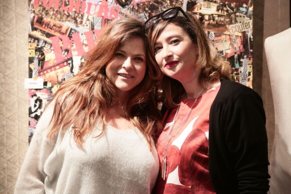 Charlotte Valandrey et Esther Meyniel, lors de la soirée de clôture de l'exposition d'Anne Mondy, Accords Croisés by Papertorn, au Dedar Showroom à Paris, en décembre 2015.