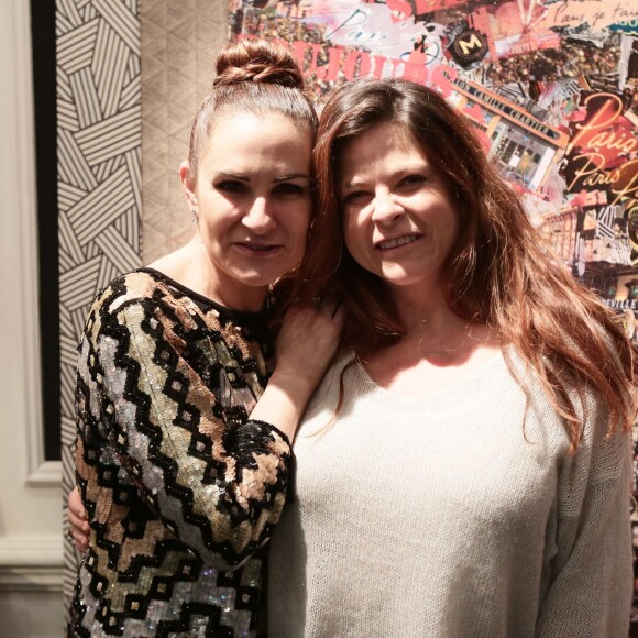Anne Mondy et Charlotte Valandrey, lors de la soirée de clôture de l'exposition d'Anne Mondy, Accords Croisés by Papertorn, au Dedar Showroom à Paris, en décembre 2015.