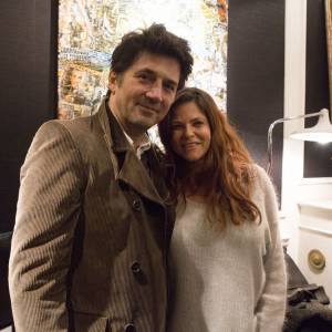 Bruno Madinier et Charlotte Valandrey, lors de la soirée de clôture de l'exposition d'Anne Mondy, Accords Croisés by Papertorn, au Dedar Showroom à Paris, en décembre 2015.