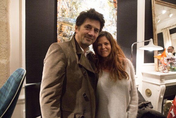 Bruno Madinier et Charlotte Valandrey, lors de la soirée de clôture de l'exposition d'Anne Mondy, <span class="st">Accords Croisés by Papertorn</span>, au Dedar Showroom à Paris, en décembre 2015.