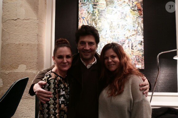 Anne Mondy, Bruno Madinier et Charlotte Valandrey, lors de la soirée de clôture de l'exposition d'Anne Mondy, Accords Croisés by Papertorn, au Dedar Showroom à Paris, en décembre 2015.