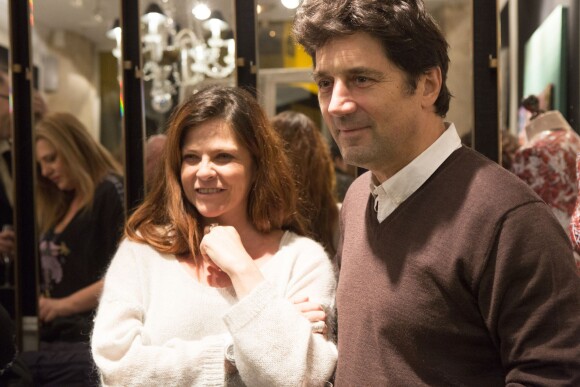 Charlotte Valandrey et Bruno Madinier, lors de la soirée de clôture de l'exposition d'Anne Mondy, Accords Croisés by Papertorn, au Dedar Showroom à Paris, en décembre 2015.