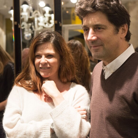 Charlotte Valandrey et Bruno Madinier, lors de la soirée de clôture de l'exposition d'Anne Mondy, Accords Croisés by Papertorn, au Dedar Showroom à Paris, en décembre 2015.