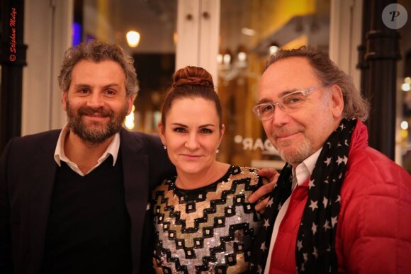 Patrick Mimoun, Anne Mondy et un ami, lors de la soirée de clôture de l'exposition d'Anne Mondy, Accords Croisés by Papertorn, au Dedar Showroom à Paris, en décembre 2015.