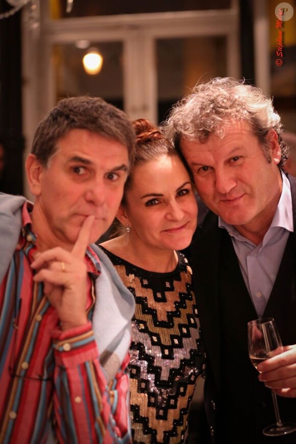 Tex, Anne Mondy et un ami, lors de la soirée de clôture de l'exposition d'Anne Mondy, Accords Croisés by Papertorn, au Dedar Showroom à Paris, en décembre 2015.