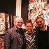 Patrick Mimoun, Anne Mondy et un ami, lors de la soirée de clôture de l'exposition d'Anne Mondy, Accords Croisés by Papertorn, au Dedar Showroom à Paris, en décembre 2015.