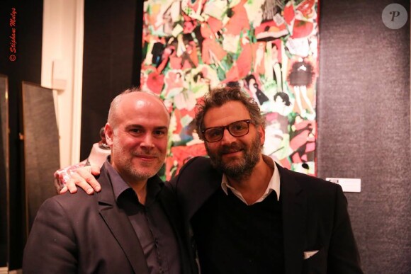 Patrick Mimoun et un ami, lors de la soirée de clôture de l'exposition d'Anne Mondy, Accords Croisés by Papertorn, au Dedar Showroom à Paris, en décembre 2015.