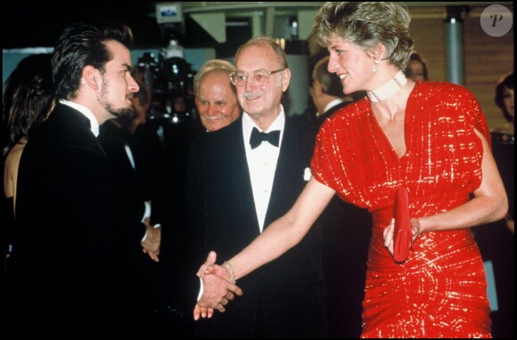 Lady Diana rencontrant Charlie Sheen en novembre 1991 lors de l'avant-première à Londres du film Hot Shots.