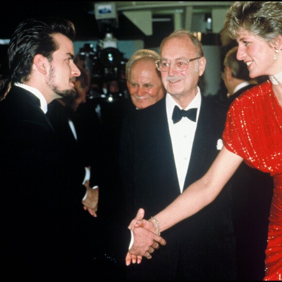 Lady Diana rencontrant Charlie Sheen en novembre 1991 lors de l'avant-première à Londres du film Hot Shots.