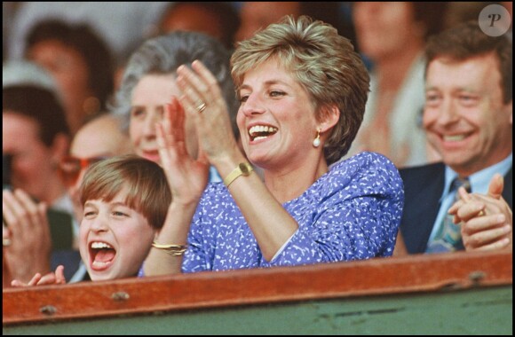 Le prince William avec sa mère la princesse Diana à Wimbledon en juillet 1991
