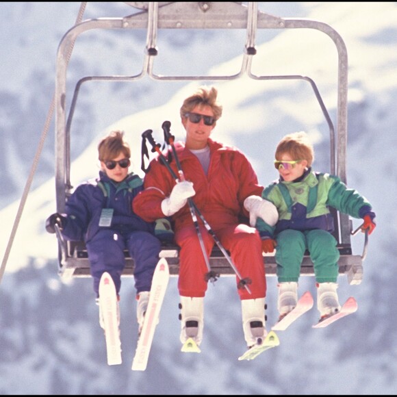 La princesse Diana avec les princes William et Harry en vacances à Lech en avril 1991