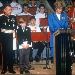 Le prince William lors de son premier déplacement officiel, avec sa mère la princesse Diana à Cardiff en 1991.