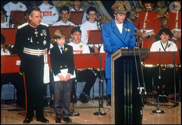 Le prince William lors de son premier déplacement officiel, avec sa mère la princesse Diana à Cardiff en 1991.