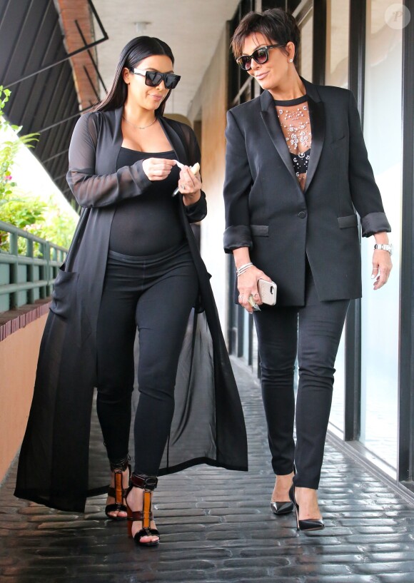 Kim Kardashian enceinte va déjeuner au restaurant avec sa mère Kris Jenner puis se rend chez le médecin à Beverly Hills, le 25 août 2015. © CPA/Bestimage
