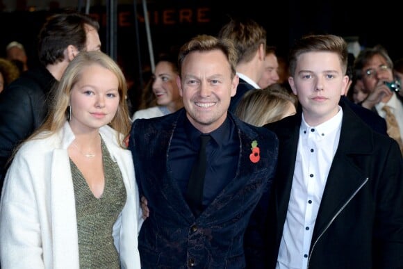 Jason Donovan et ses enfants à la première de "The Hunger Games: Mockingly Part 2" à Londres, le 6 novembre 2015.