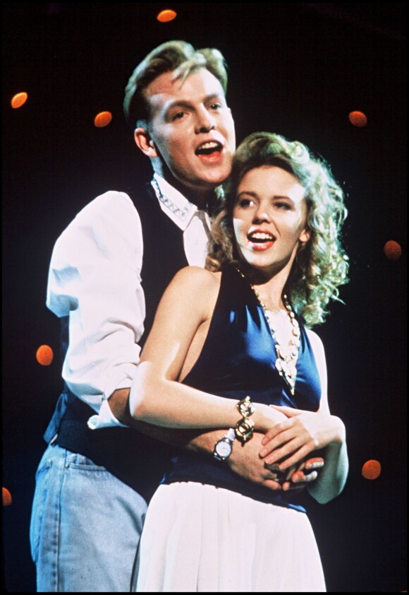 Kylie Minogue et Jason Donovan sur un plateau de télévision le 21 avril 1989.