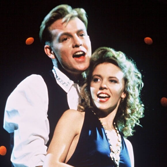 Kylie Minogue et Jason Donovan sur un plateau de télévision le 21 avril 1989.