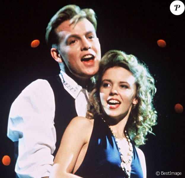 Kylie Minogue et Jason Donovan sur un plateau de télévision le 21 avril 1989.