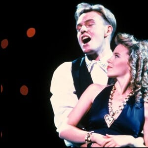 Kylie Minogue et Jason Donovan sur un plateau de télévision le 21 avril 1989.