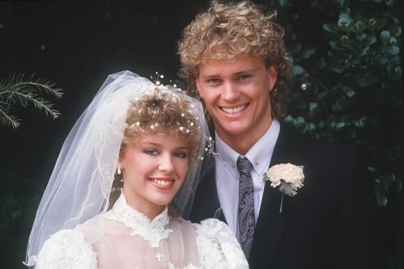 Kylie Minogue et Jason Donovan se sont mariés, mais seulement pour les besoins de la série Neighbours, dans les années 1980.