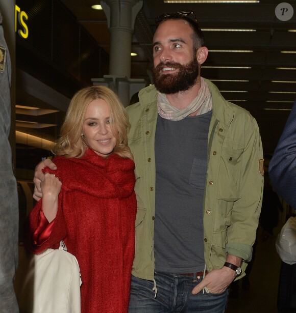 Kylie Minogue et son compagnon Joshua Sasse arrivent à Londres par l'Eurostar le 3 décembre 2015. ©CPA/Bestimage.