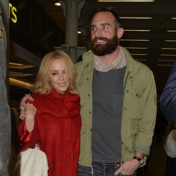 Kylie Minogue et son compagnon Joshua Sasse arrivent à Londres par l'Eurostar le 3 décembre 2015. ©CPA/Bestimage.