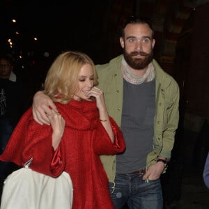 Kylie Minogue et son compagnon Joshua Sasse arrivent à Londres par l'Eurostar le 3 décembre 2015. ©CPA/Bestimage.