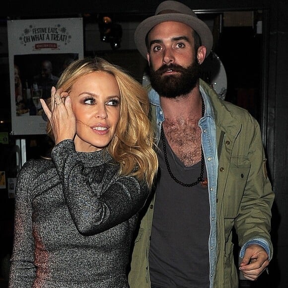 Kylie Minogue et Joshua Sasse dans un restaurant du quartier de Soho, à Londres le 4 décembre 2015.