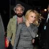 Kylie Minogue et Joshua Sasse dans un restaurant du quartier de Soho, à Londres le 4 décembre 2015.