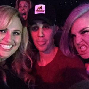 Rebel Wilson, Justin Bieber et Kelly Osbourne au concert de Jennifer Lopez à Las Vegas, le 20 janvier 2016.