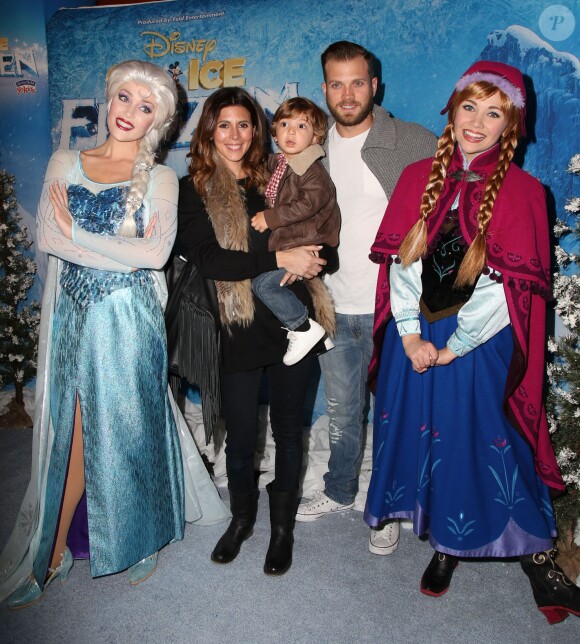 Jamie-Lynn Sigler, son fiancé Beau Dykstra et leur fils Cutter Dykstra lors de première de "Frozen" de Disney On Ice à Los Angeles, le 10 décembre 2015.