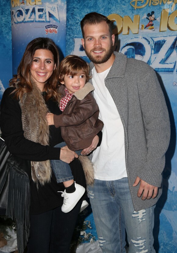 Jamie-Lynn Sigler, son fiancé Beau Dykstra et leur fils Cutter Dykstra lors de première de "Frozen" de Disney On Ice à Los Angeles, le 10 décembre 2015.