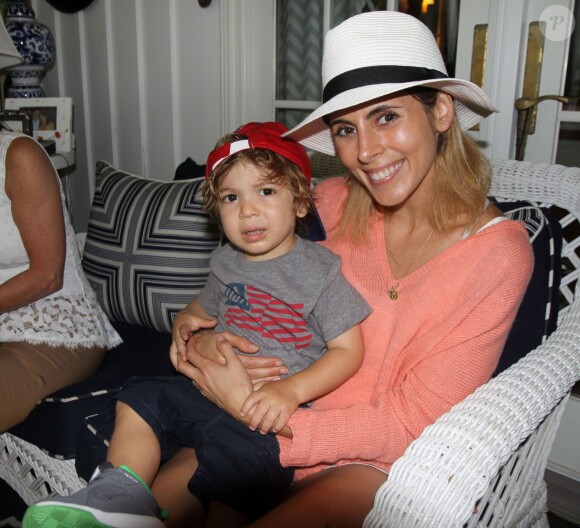 Exclusif - L'actrice Jamie-Lynn Sigler assiste à une réception avec son fils "Beau" agé de deux ans à New York le 4 juillet 2015.