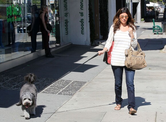 Jamie Lynn Sigler fait du shopping avec son chien a Los Angeles le 14 fevrier 2013.