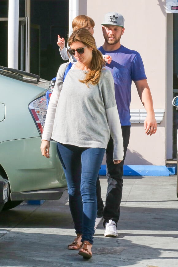 Jamie-Lynn Sigler, son mari Cutter Dykstra, et leur fils Beau Kyle Dykstra dans les rues de Los Angeles, le 21 janvier 2016.