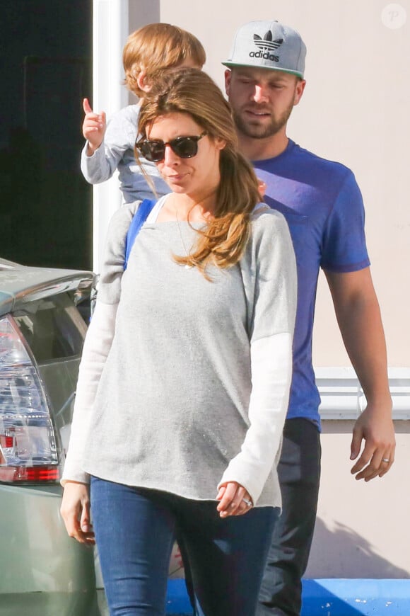 Jamie-Lynn Sigler, son mari Cutter Dykstra, et leur fils Beau Kyle Dykstra dans les rues de Los Angeles, le 21 janvier 2016.