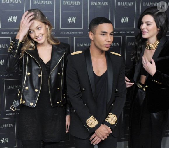 Gigi Hadid, Olivier Rousteing et Kendall Jenner - Défilé de mode "Balmain x H&M" au 23 Wall Street à New York, le 20 octobre 2015.